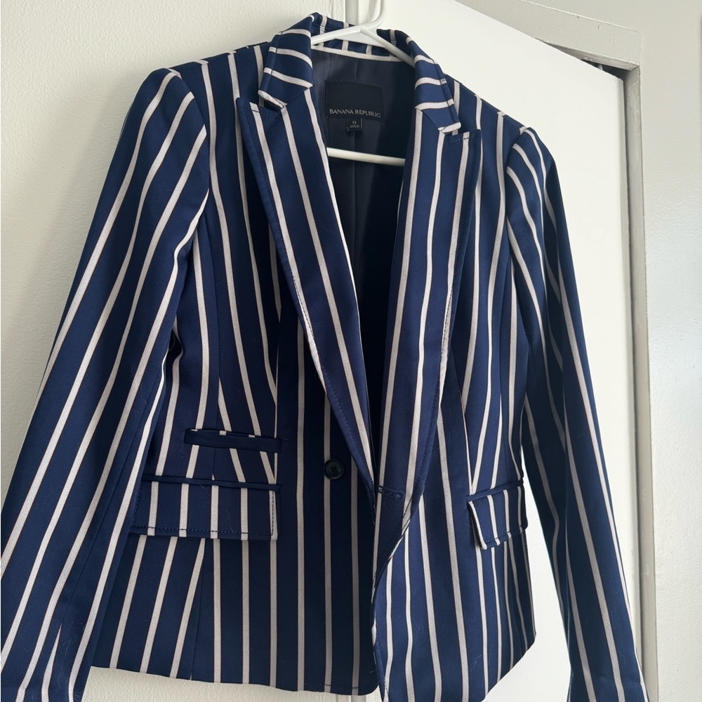 Banana republic jacket. I am typically size 4 and this fits perfect